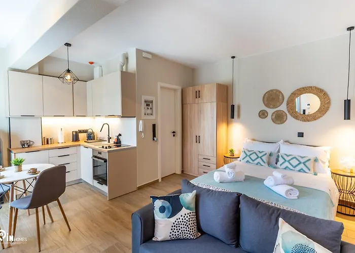 Phevos & Athena Luxury Suite With View In Nea Makri