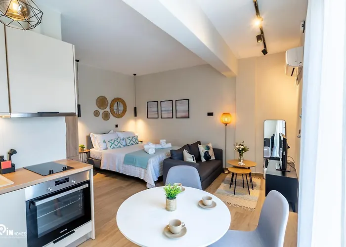 Phevos & Athena Luxury Suite With View In Nea Makri